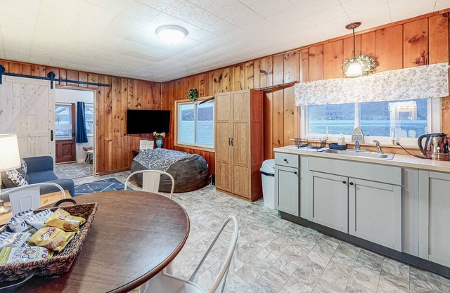 Keuka Lake-front cottage near vineyards with free WiFi, deck, & private grill