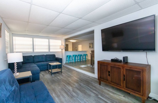 Key Largo updated Mobile Home 3bed 1.5bath 60ft on canal with boat lift