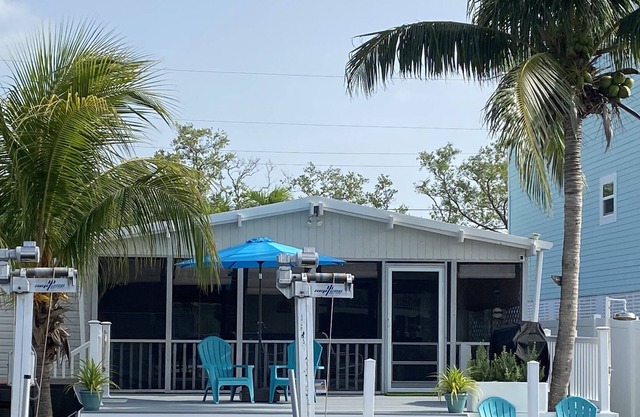 Key Largo Waterfront Cottage* HOT TUB* 40' Dock * BOAT LIFT! JAN-MARCH AV!