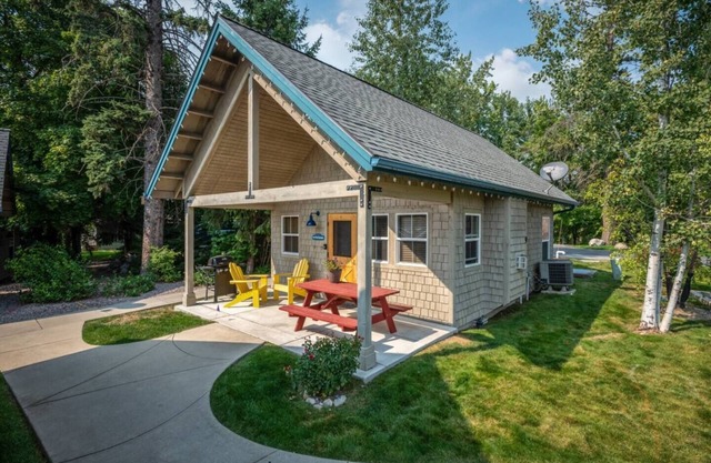 Kick back and savor vacation time at "Five O'clock Somewhere"