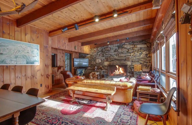 Kilbourne Lodge ︙Mid-Century Chalet @ Killington Rd - Pet & Family Friendly