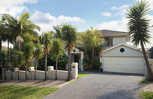 Kinara- 5 bedrooms, walk to beach with pool