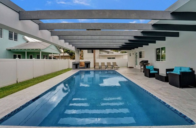 King 1BD w/ Pool, Grill, Near Beach & Downtown