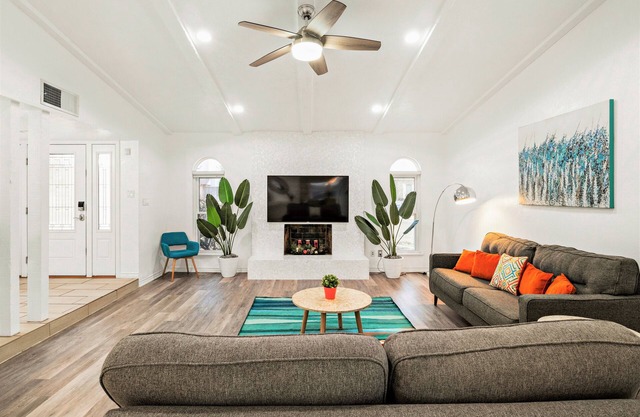 King Bed, Family Friendly, Nice Backyard, Games, Cornhole, Grill, Foosball