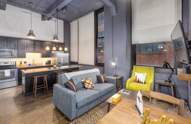 King Bed - Heart of PB - Jaw-Dropping Rooftop+Gym