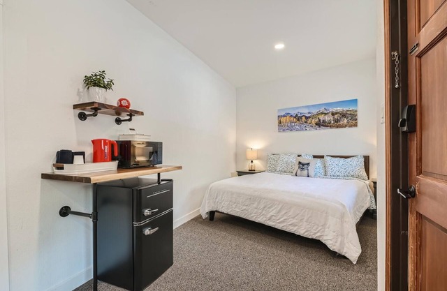 King Bed in Boutique Mtn Motel Suite Idaho Springs