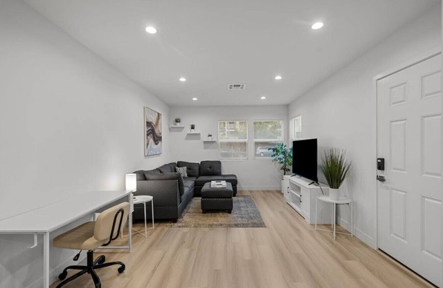 King Bed Near Universal Studios | In-Unit W/D 2002