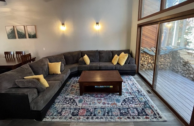 King Bed - Renovated Cozy Meadowridge Cabin close to Eagle