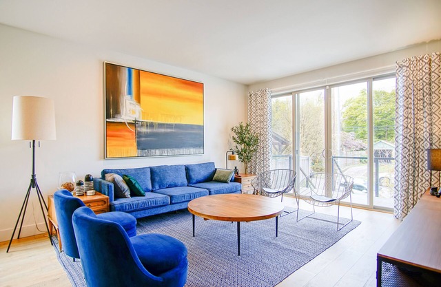 King Beds, Roofdeck, AC, Best Area with 95 WalkScore