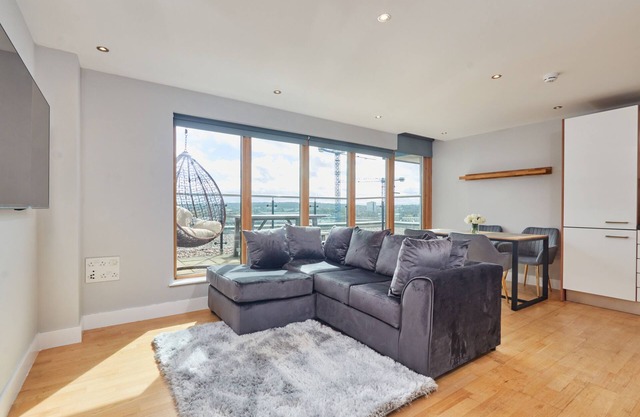 King Penthouse Apt View&Free Parking!