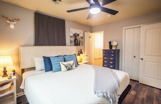 King, Pet Friendly, WiFi, Fireplace, Fenced Yard, Patio