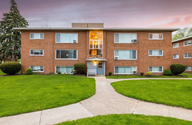 King & Queen Luxury Memory Foam Beds near Cleveland Airport | Georgetown Villas