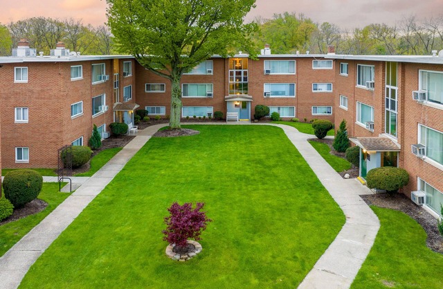 King & Queen Luxury Memory Foam Beds near Cleveland Airport | Georgetown Villas