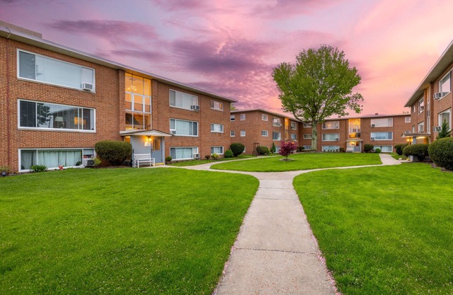 King & Queen Luxury Memory Foam Beds near Cleveland Airport | Georgetown Villas