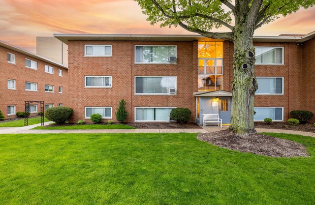 King & Queen Luxury Memory Foam Beds near Cleveland Airport | Georgetown Villas