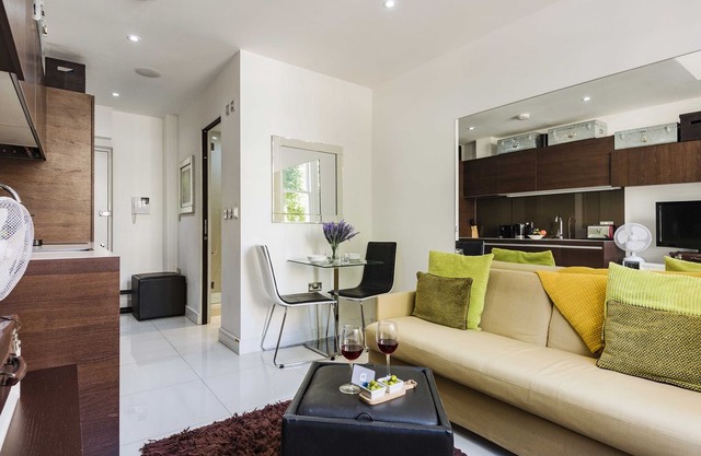 King's Cross Nest apartment in Russell Square with lift.