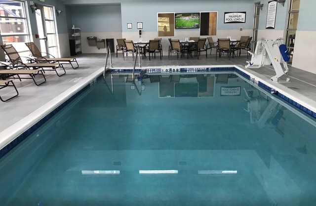 King Suite. Free Breakfast. Pool with a Slide. Close to Olbrich Botanical Gardens!