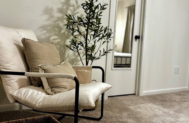 King Suite in cool Conroe with WiFi, AC