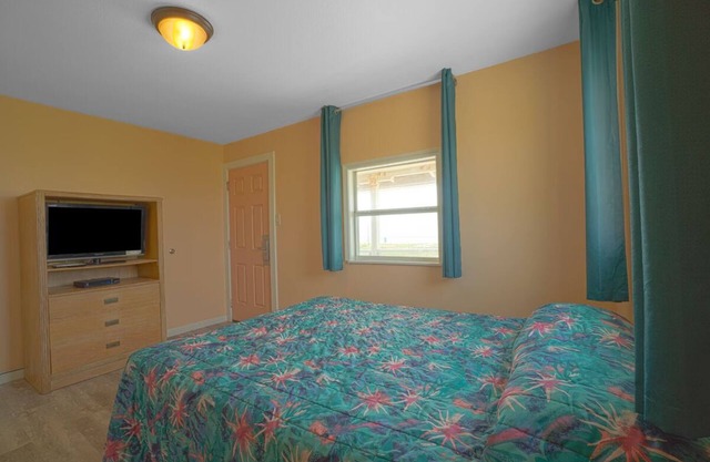 King Suite Near North Beach – Pet Friendly & Parking Spot