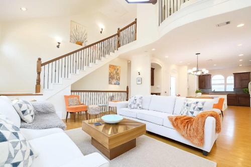 King Suite Retreat Jacuzzi Private Deck 3BR