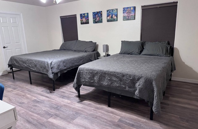 Kingman Family Sized Home 6 beds Backyard BBQ & Fire pit