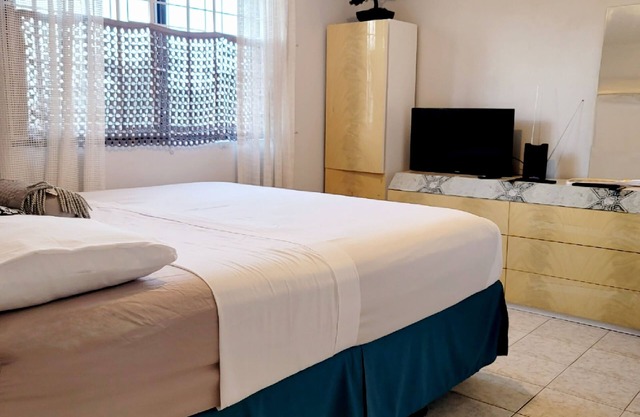 Kingston Overlook Retreat -Manor Park area