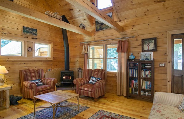 Kiowa Log Cabin: Pet Friendly, Close to Golf, Loft Space w/ Netflix