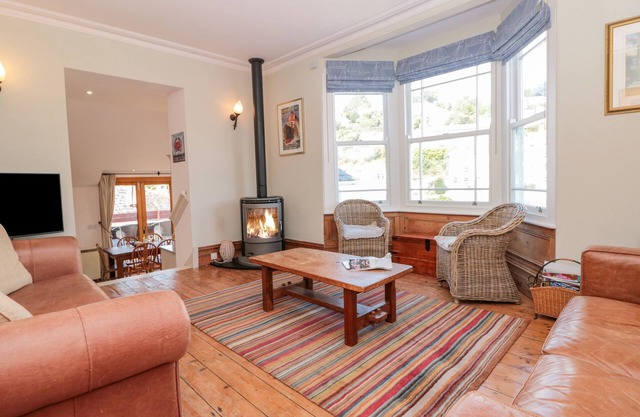 KIPPER LODGE, pet friendly, character holiday cottage in Dartmouth