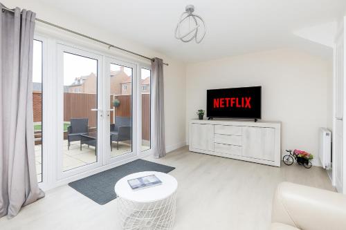 Kirkstall by Alt-Stay - 4 Bed Contractor, Corporate & Relocation Accommodation with 2x En Suites and King Beds plus Kitchen, Laundry, Parking, Workspaces, Smart TV and Fast Wi Fi - Long Stay Ready with Weekly and Monthly Rates