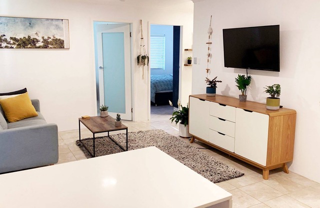 Kirra Escape - Beachside Kirra - Pet Friendly - Min. 3 Night Stays!