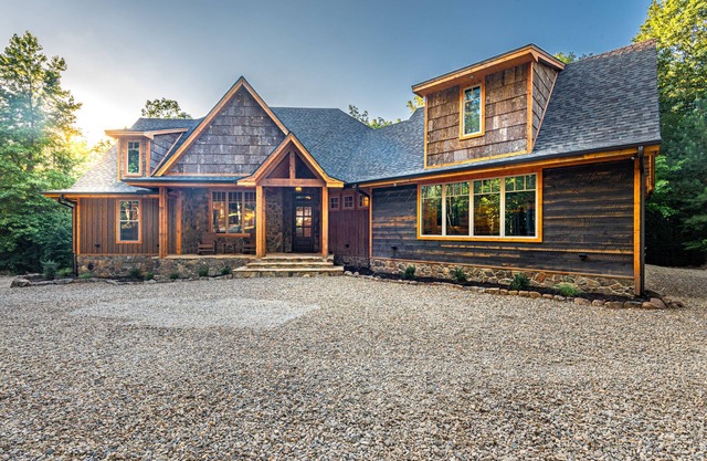 KNOLL CREEK offers luxury in a creekside setting, 6 Bedrooms- Sleeps 19