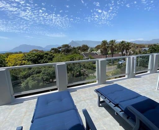 Kommetjie Penthouse! Sea Views! Sun & Surf!