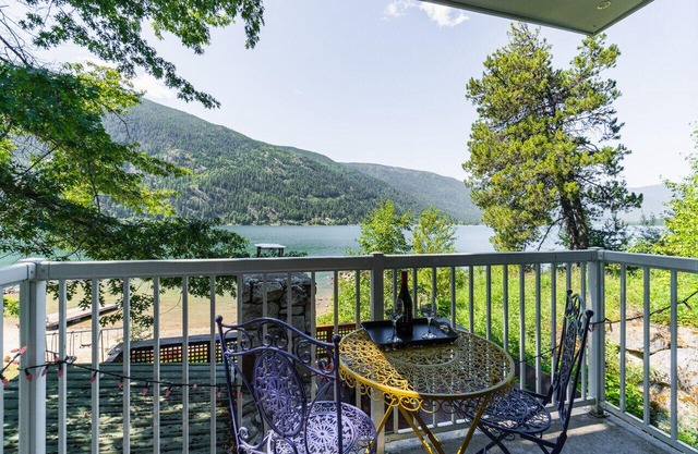 Kootenay, Lakeside Retreat, Main Floor and Walkout