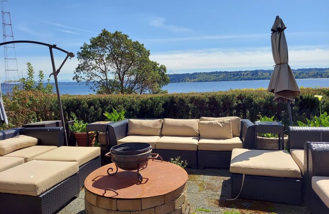KVI BEACH HOUSE STUDIO! Directly Above Vashon's Favorite Beach!