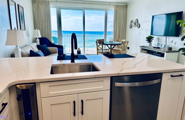 🏖L👀K~Beautifully Renovated🤩Beachfront FreeWiFi~Luxury Edition~1 King 🛏️+Bunks 5 ⭐️
