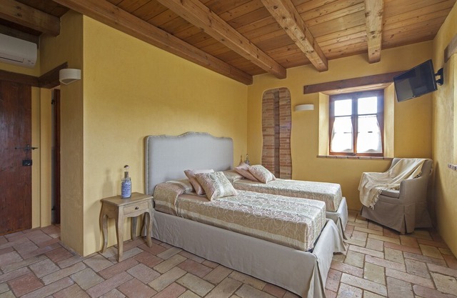 L'Olivo, app in a typical villa with swimming pool 7 km from the sea, Senigallia, Marche