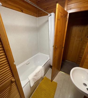 L10 - The Conwy Spa with Hot Tub