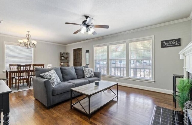 La Casa Roja - Pet-Friendly - 3BR Home - Walk to Castle & Downtown Waco