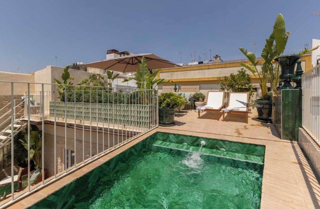 LA CASA, spacious 6-bedroom + 6 bathrooms house! With private pool on the top!