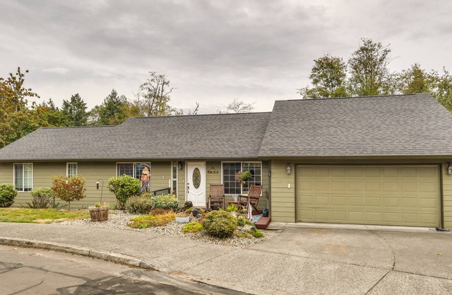 La Center Vacation Rental w/ Deck & Hot Tub Access