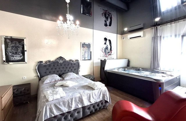 La Discrète Romantique, apartment with jacuzzi