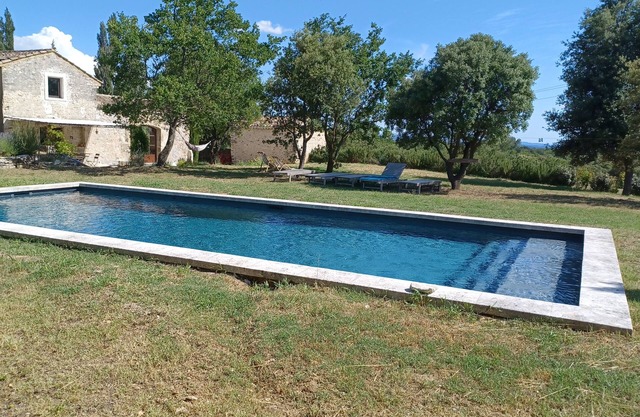 La ferme des Seynières, farmhouse surrounded by truffle oaks and lavender.
