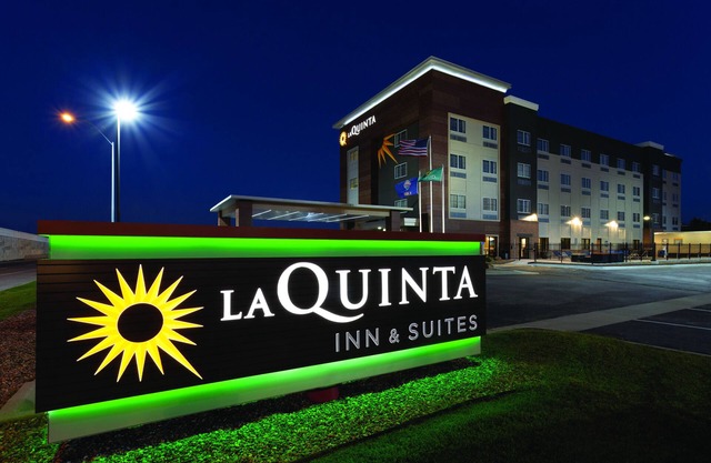 La Quinta Inn & Suites by Wyndham Wichita Airport