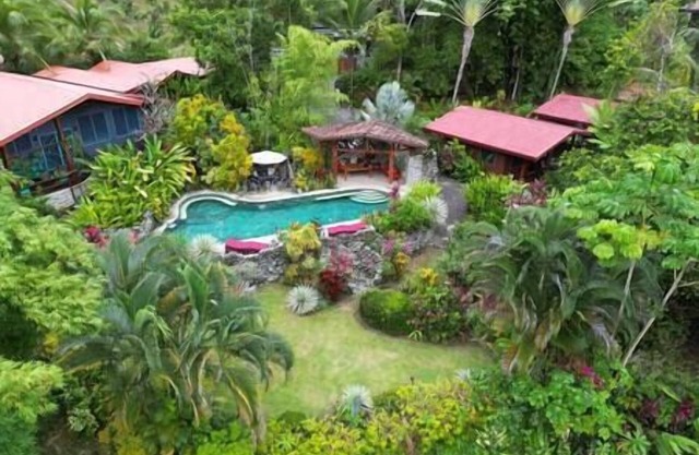 La Rana Deluxe Villa - Riverfront with A Pool Near A Beach