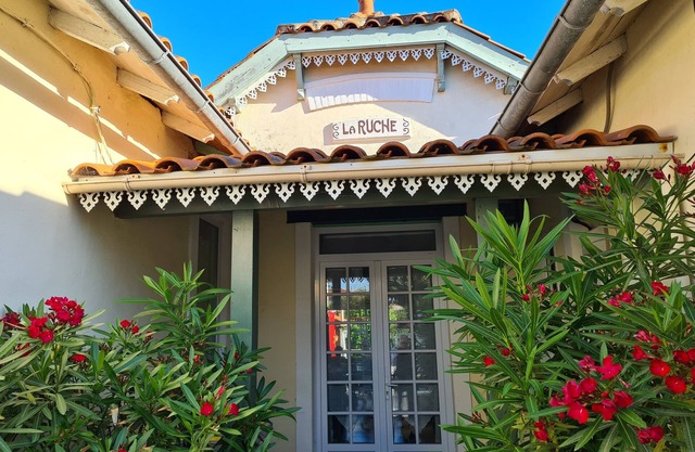 La Ruche, charming villa, enclosed garden, 5 min walk to beaches and pedestrian street