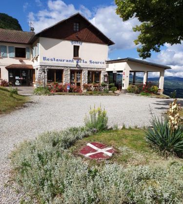 LA SOURCE Jacquet depuis 1954 Hôtel et Studio