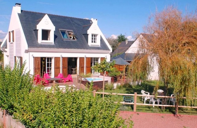 LA TURBALLE, 80 m from the beach, large STANDING VILLA with JACUZZI and garden