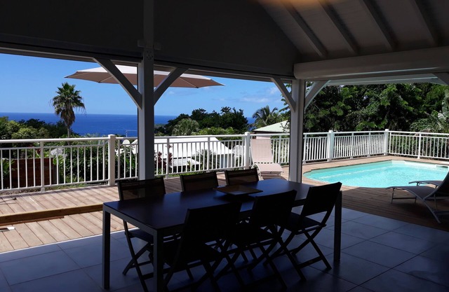 La Villa Tropicale, quiet, sea view and ilets Pigeon, saltwater swimming pool