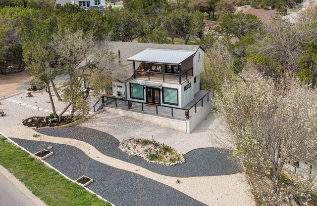 Lago Vista Home w/Putting Green, Pool & Jacuzzi