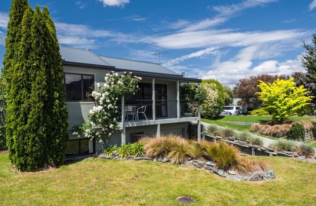 Lake and Mountain Views - Wanaka Holiday Home